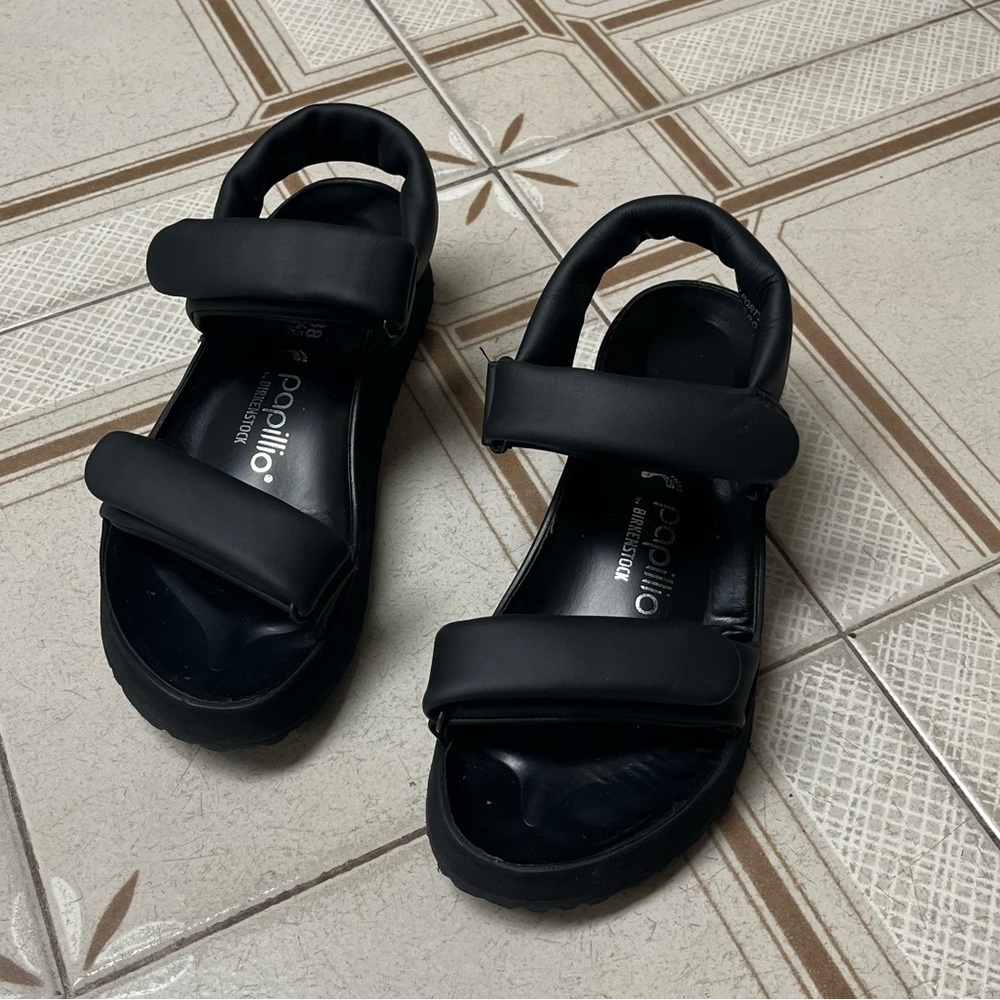 Black leather Birkenstock sandals. Papillio theda